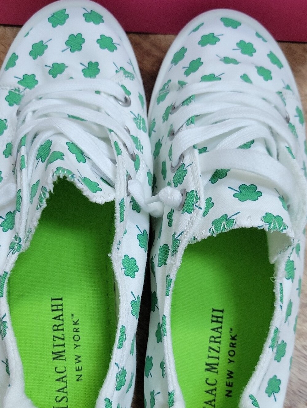 Isaac Mizrahi White Sneakers with Green Clover Pattern - Picture 3 of 5